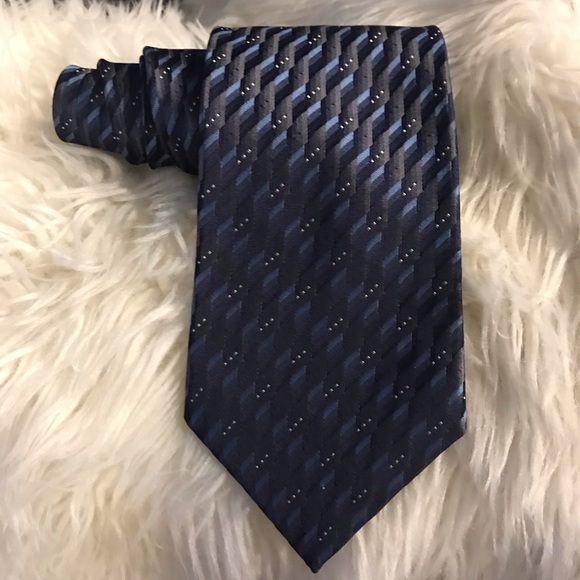 237.  Van Heusen Necktie - Picture 1 of 6